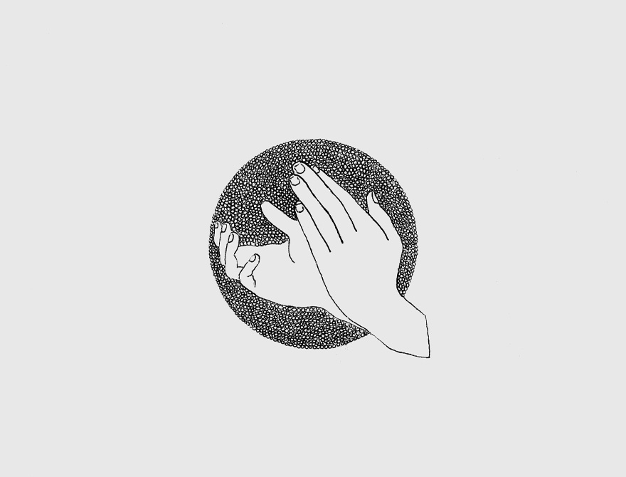 Miniatura dramatyczna z papierkiem po gumie, kawałkiem szkła, blond włosem i martwą biedronką