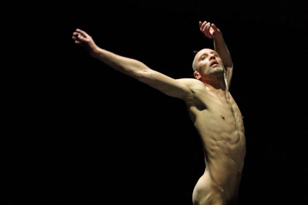 Dać się zobaczyć. Kilka uwag o nagości w tańcu