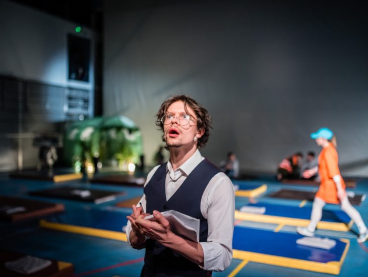 Konduktor patrzy na torowisko