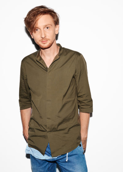 Uważnie, ale z dystansem