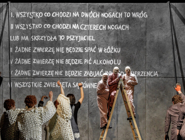 Kolos na dmuchanych nogach