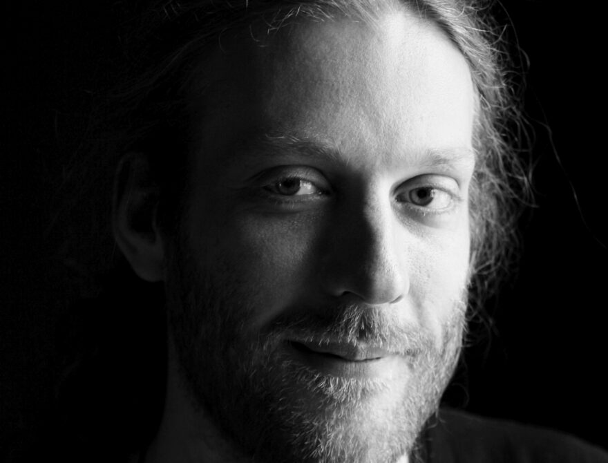 Współczujący kot patrzy na mysz